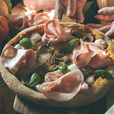 Pizza con Mortadella Bologna, Crema di Pecorino, Provola