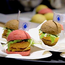 Miniburger con Mortadella Fritta, Crema di Ceci, Panna Acida e Rucola