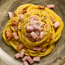 Spaghetti à la carbonara et à la Mortadella Bologna IGP