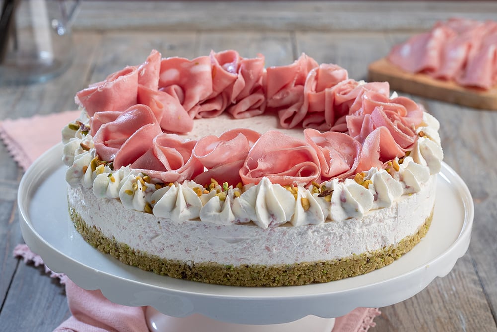 Cheesecake salata con roselline di mortadella quadrata anteprima