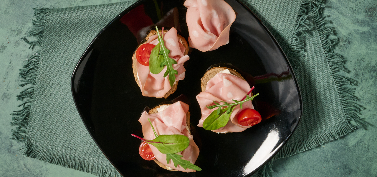 Crostini con crema al formaggio h