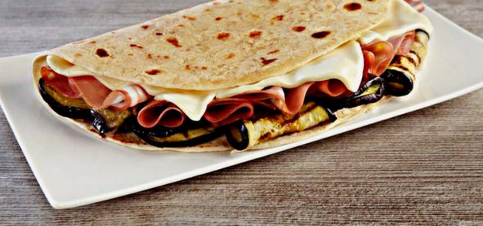 Piadina romagnola IGP con Mortadella Bologna IGP sottilette melanzane e zucchine grigliate _ Ricette con la Mortadella Bologna IGP