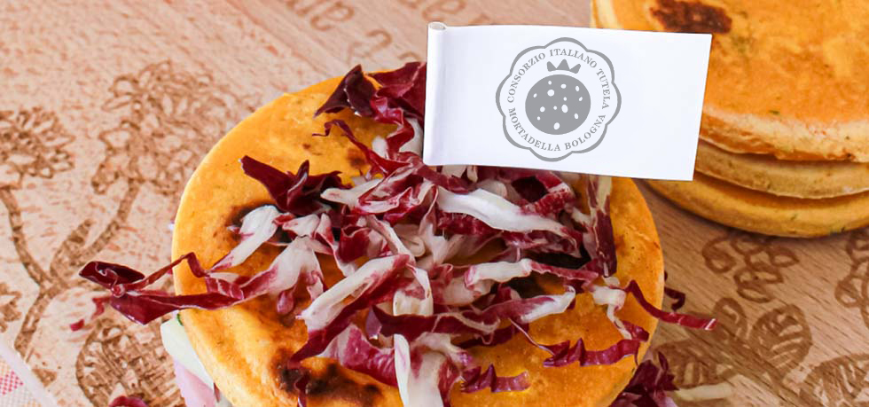 SANDWICH_DI_FOCACCINE_ALLA_ZUCCA_CON_MORTADELLA_BOLOGNA_RADICCHIO 1