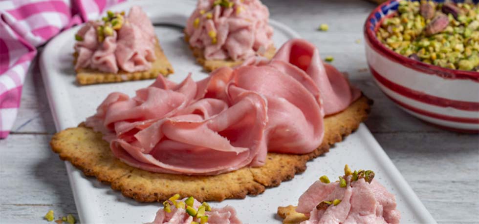 SCHIACCIATINE AL PISTACCHIO CON MOUSSE DI MORTADELLA