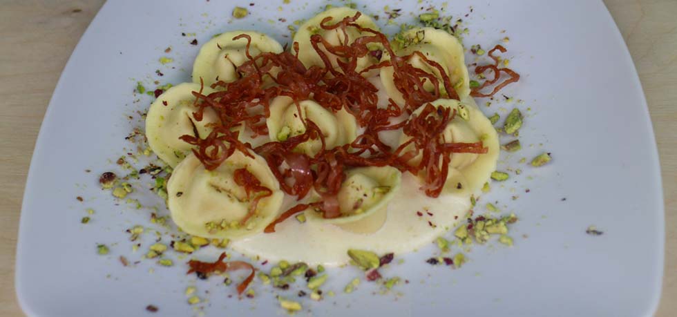 Tortelli di Mortadella Bologna IGP e robiola in fonduta di parmigiano reggiano _ Ricette con la Mortadella Bologna IGP
