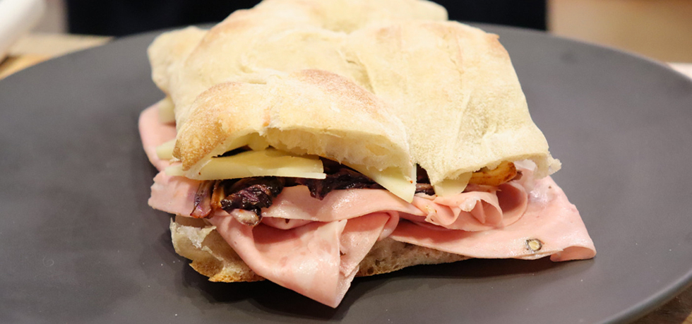UN TRANCIO DI PIZZA BIANCA CON MORTADELLA BOLOGNA IGP E CACIOCAVALLO 1