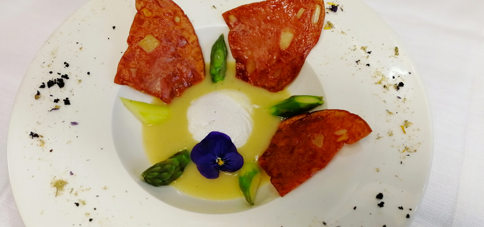UOVO POCHE CON CREMA DI PATATE ASPARAGI E MORTADELLA BOLOGNA IGP CROCCANTE 1