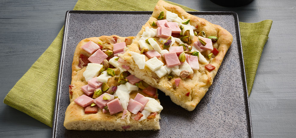 MB_focaccia_con_Mortadella_Bologna_IGP_e_granella_di_piastacchi